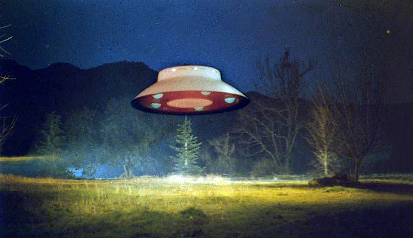 a flying saucer lands in a Pitch
